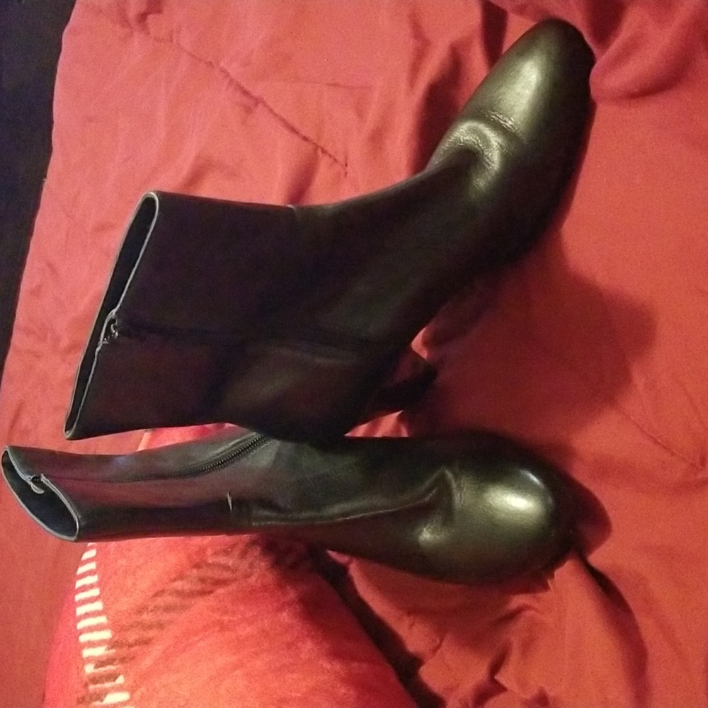 Covington short black zip boots